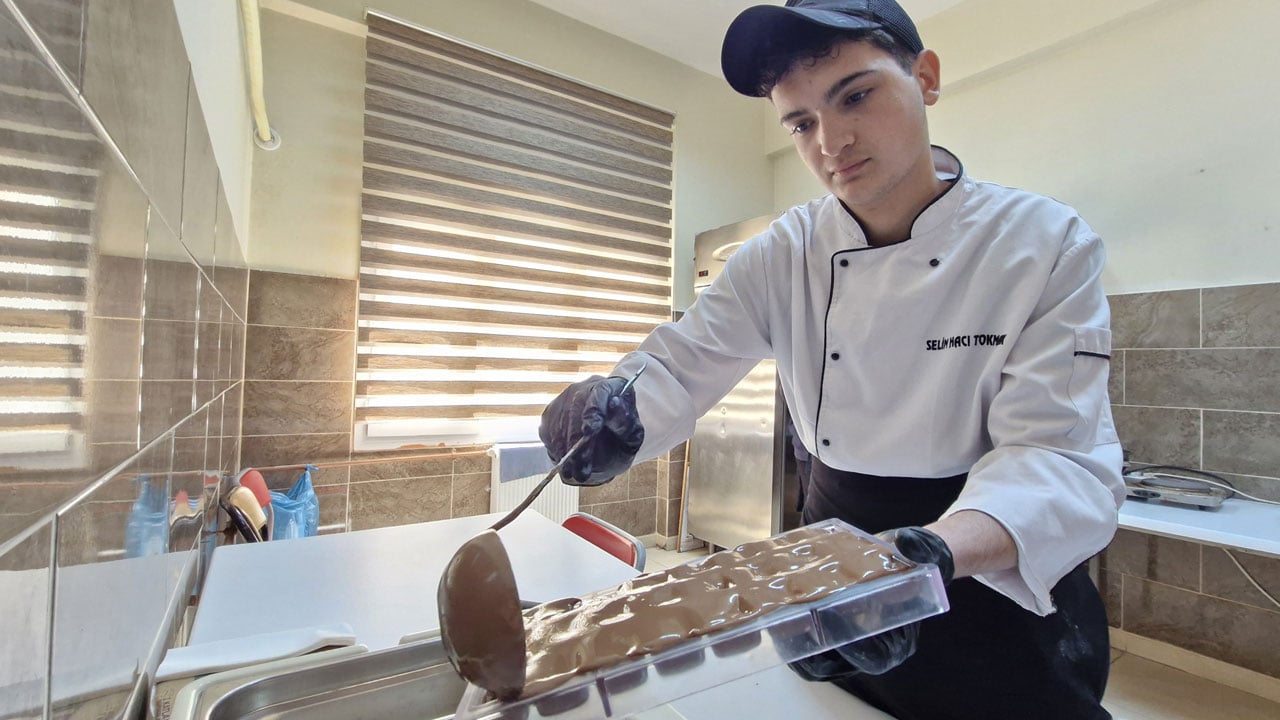 Bayram çikolataları liselilerden! Öğrenciler hem üretiyor hem kazanıyor