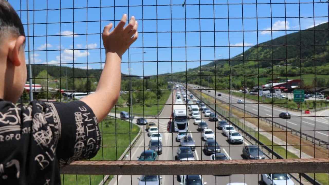 Foto - Bayram dönüş yolunda trafik çilesi, çocukların eğlencesi oldu