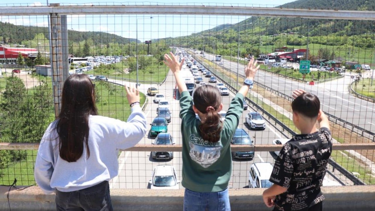 Foto - Bayram dönüş yolunda trafik çilesi, çocukların eğlencesi oldu