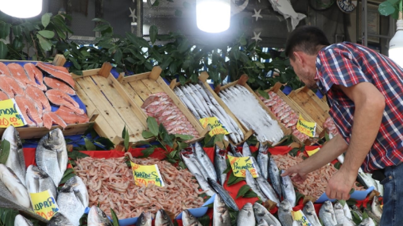 Foto - Bayram öncesi balık tezgahlarında büyük hareketlilik! Ramazan Balığı: Somon ve İstavrit... 