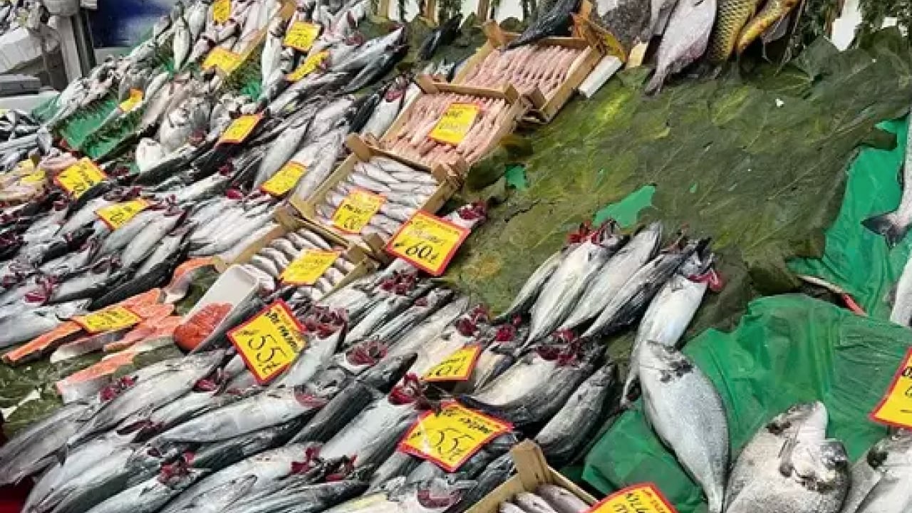 Foto - Bayram öncesi balık tezgahlarında büyük hareketlilik! Ramazan Balığı: Somon ve İstavrit... 