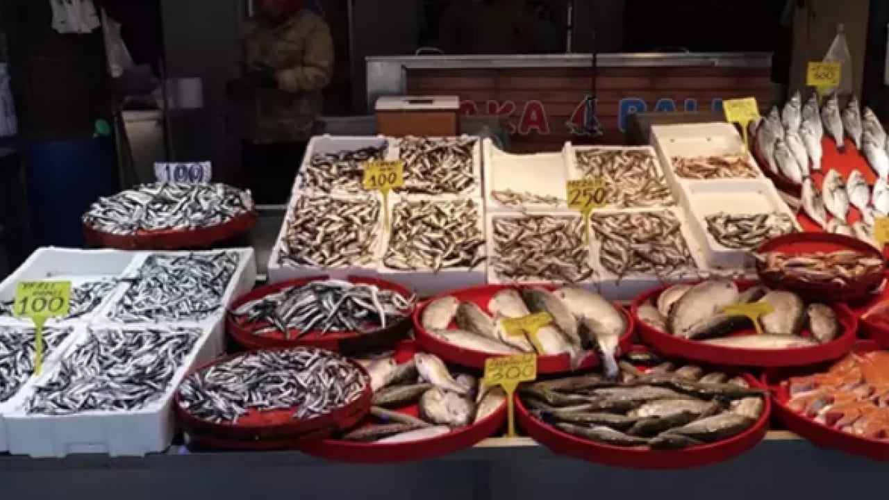 Foto - Bayram öncesi balık tezgahlarında büyük hareketlilik! Ramazan Balığı: Somon ve İstavrit... 