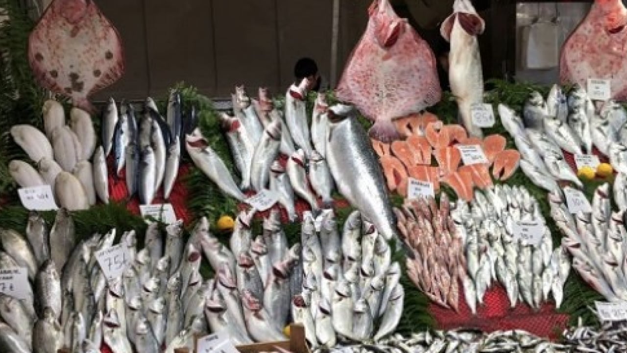 Foto - Bayram öncesi balık tezgahlarında büyük hareketlilik! Ramazan Balığı: Somon ve İstavrit... 