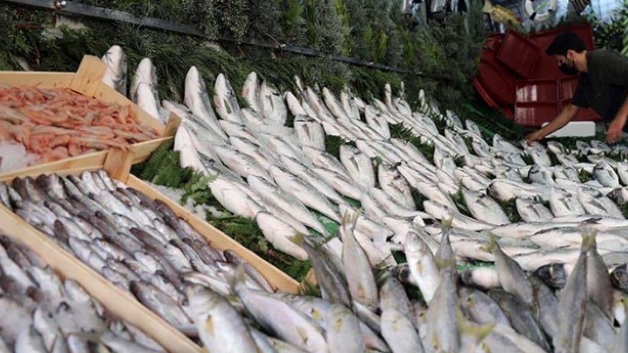 Foto - Bayram öncesi balık tezgahlarında büyük hareketlilik! Ramazan Balığı: Somon ve İstavrit... 