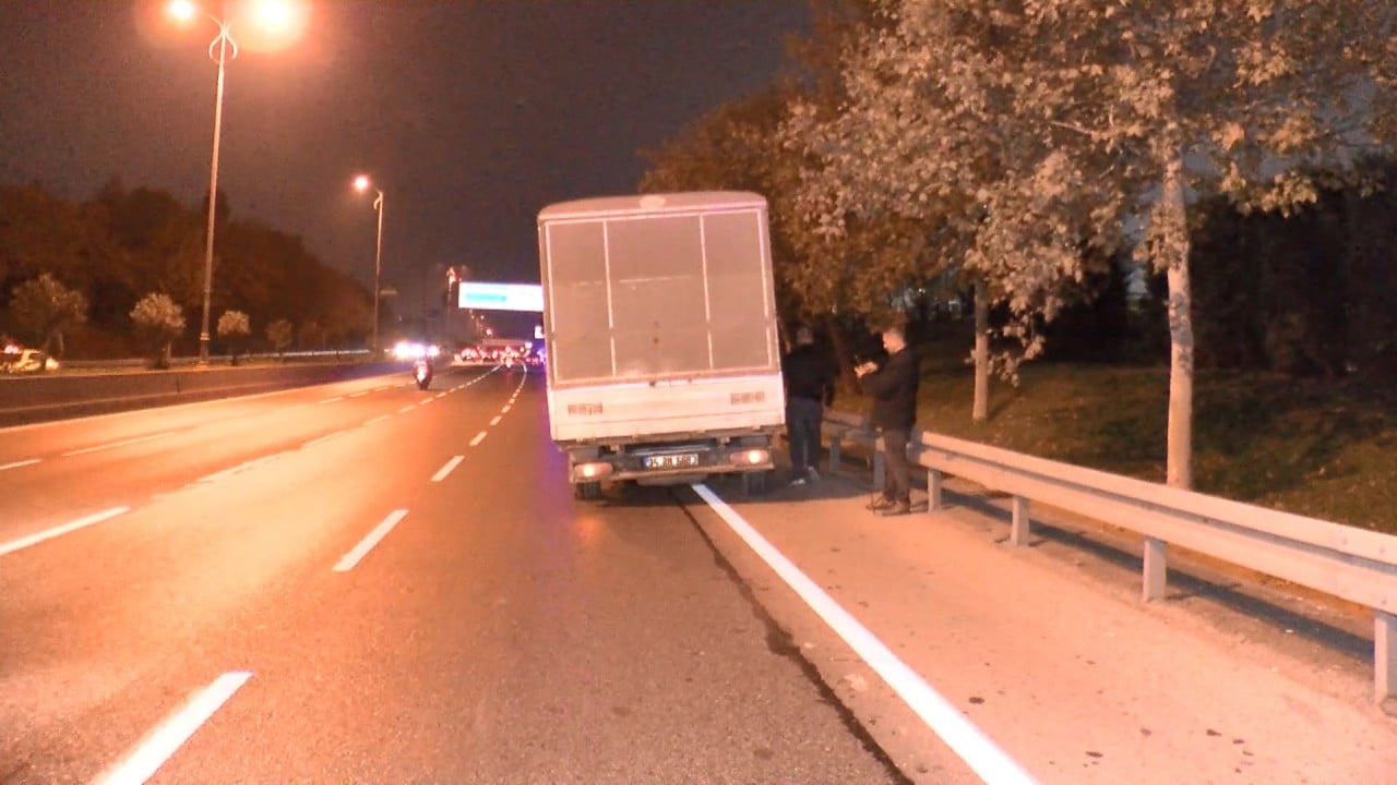 Bayrampaşa’da tehlikeli anlar! Yolun ortasındaki arıza faciaya neden oluyordu