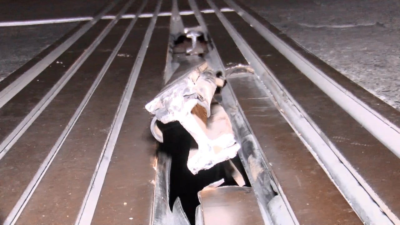 Foto - Bayrampaşa’da tehlikeli anlar! Yolun ortasındaki arıza faciaya neden oluyordu