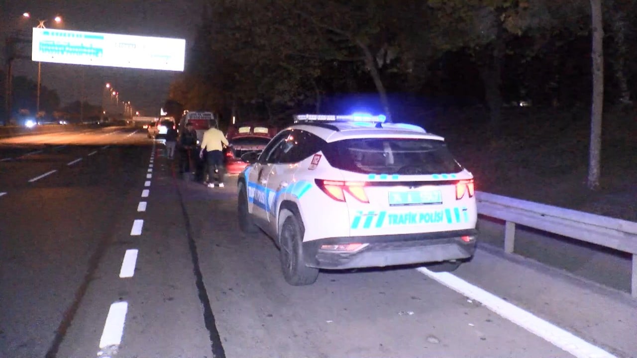 Foto - Bayrampaşa’da tehlikeli anlar! Yolun ortasındaki arıza faciaya neden oluyordu