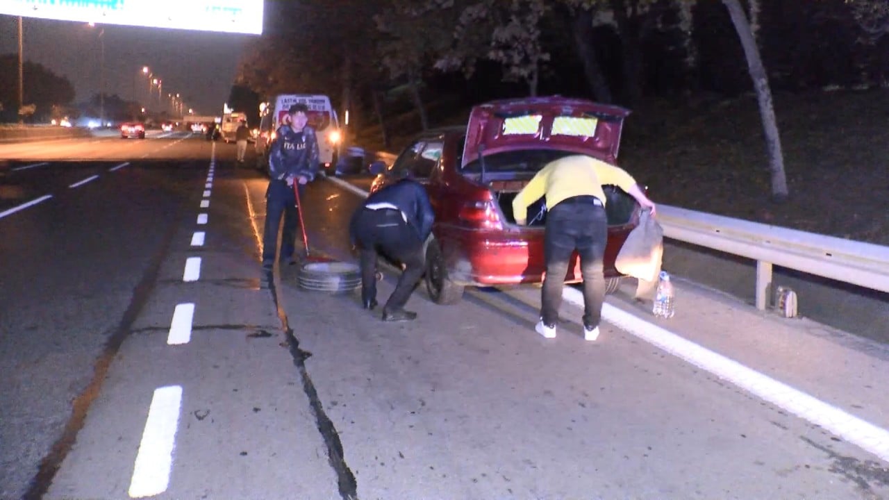 Foto - Bayrampaşa’da tehlikeli anlar! Yolun ortasındaki arıza faciaya neden oluyordu