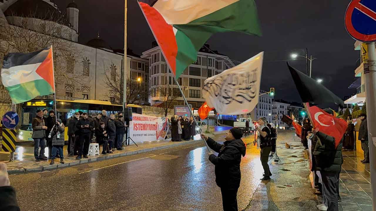 Foto - 'Bazı bilgiler aldık' deyip sokağa indiler! McDonald's'a tepki büyüyor