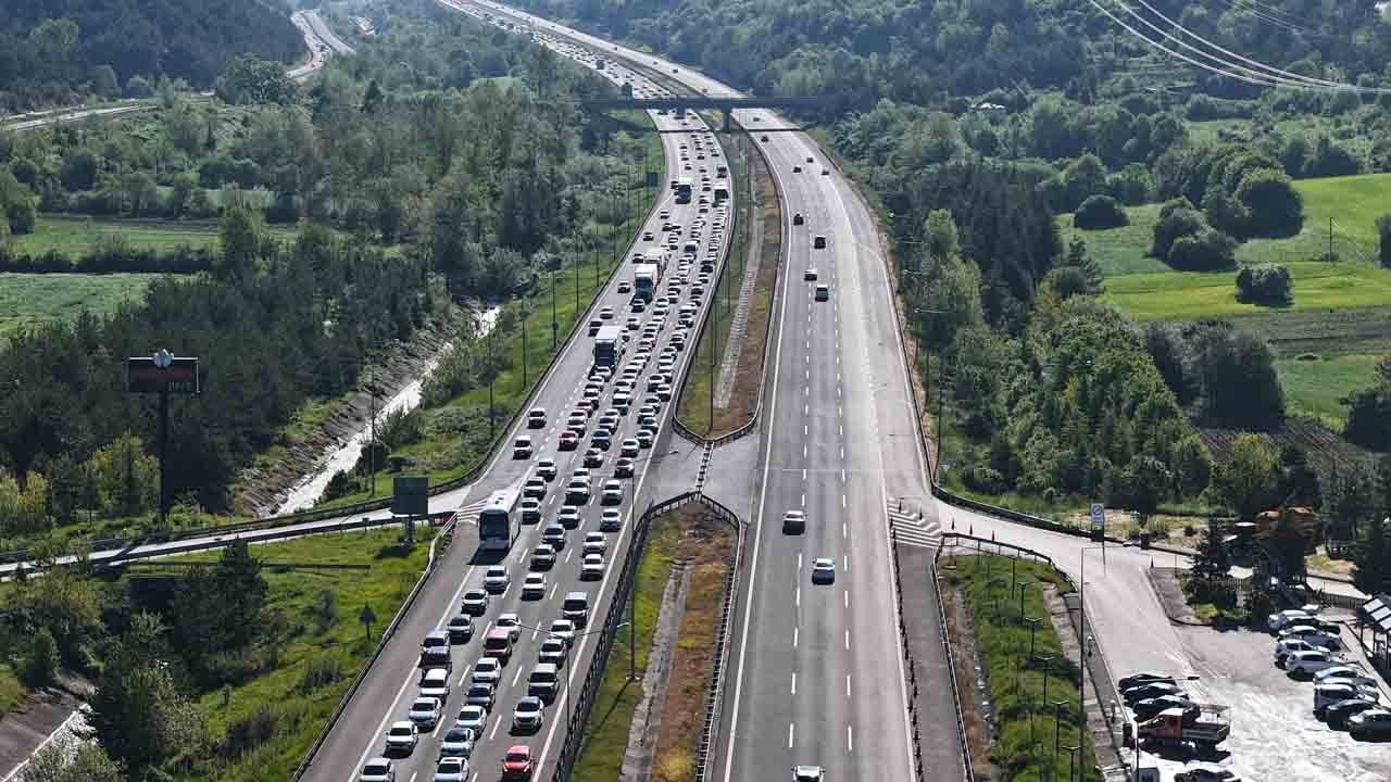 Foto - Bazı bölgelerde trafik durma noktasında: Tatilcilerin dönüş çilesi