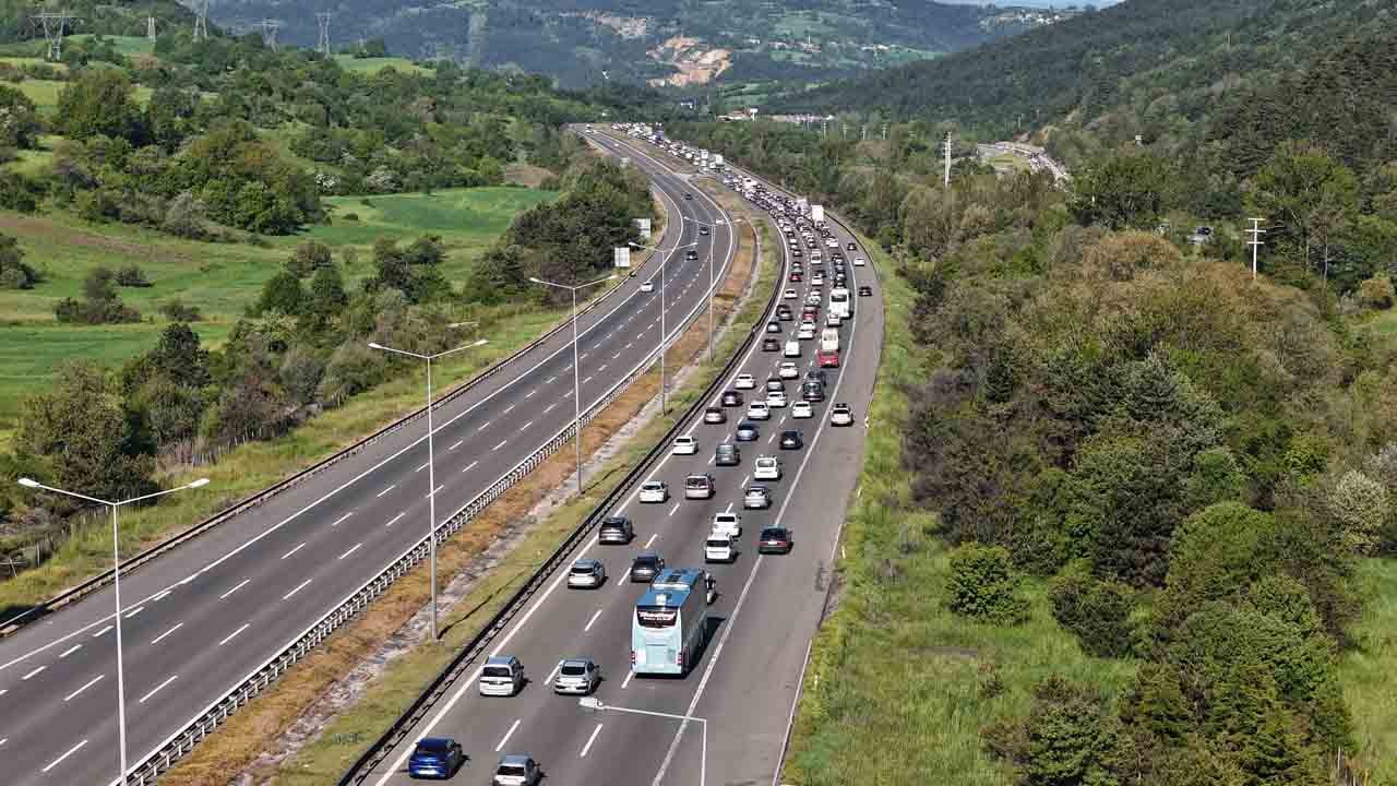 Foto - Bazı bölgelerde trafik durma noktasında: Tatilcilerin dönüş çilesi