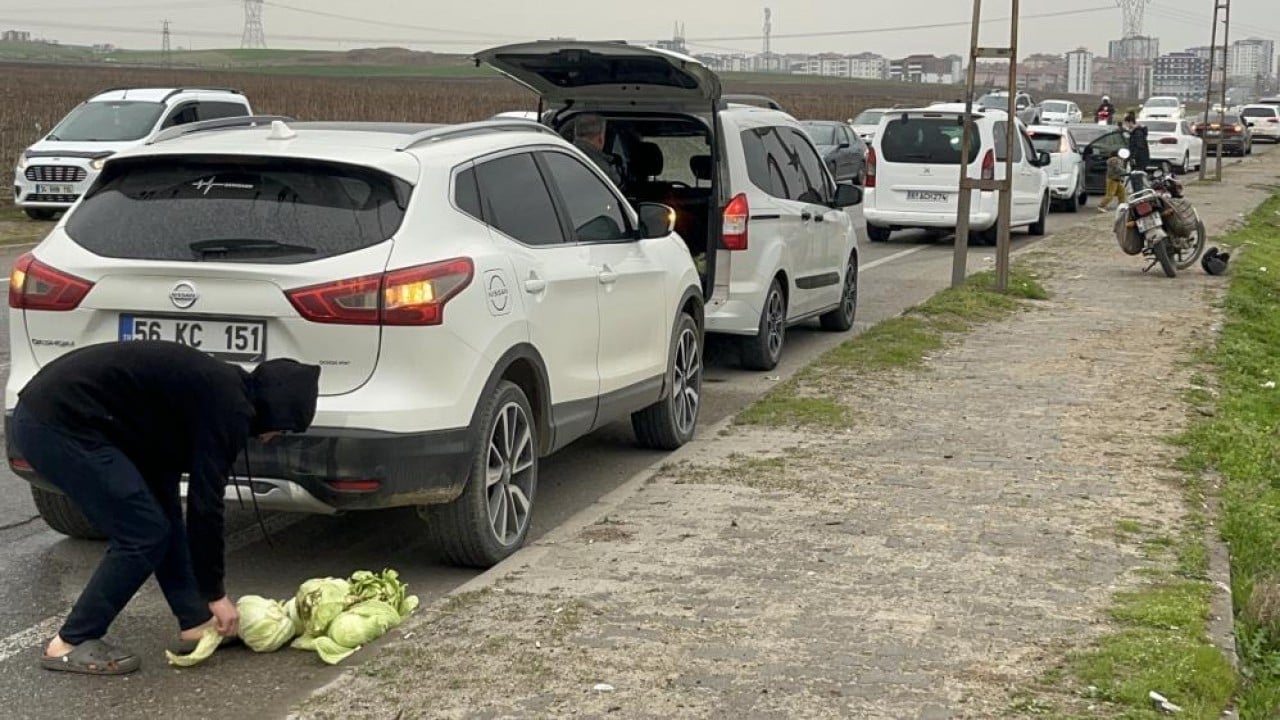 Foto - Bedavacıları yağmur da durduramadı Arabalarla gelip tarlayı silip süpürdüler