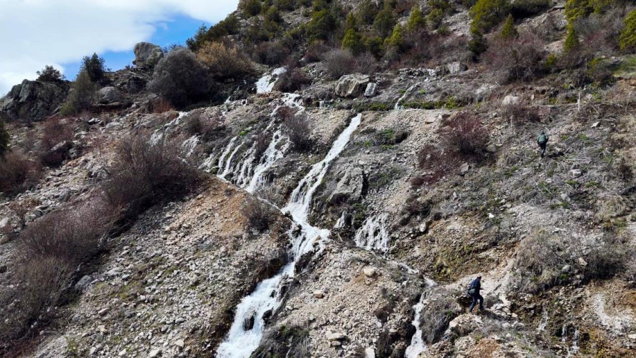 Foto - Belediye çeşmesi gibi bir akıyor bir kesiliyor