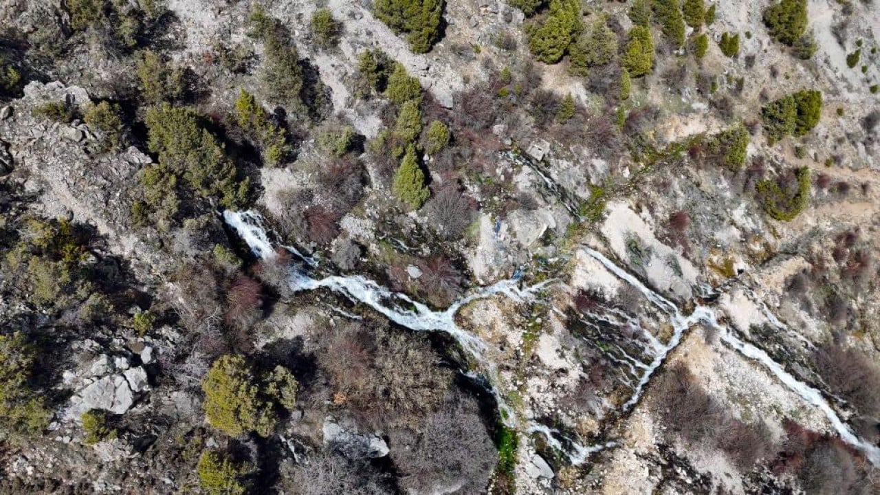 Foto - Belediye çeşmesi gibi bir akıyor bir kesiliyor