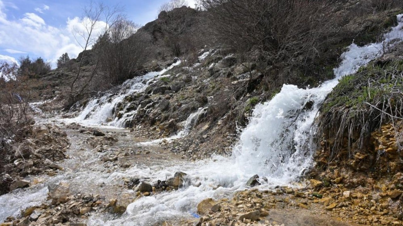 Foto - Belediye çeşmesi gibi bir akıyor bir kesiliyor