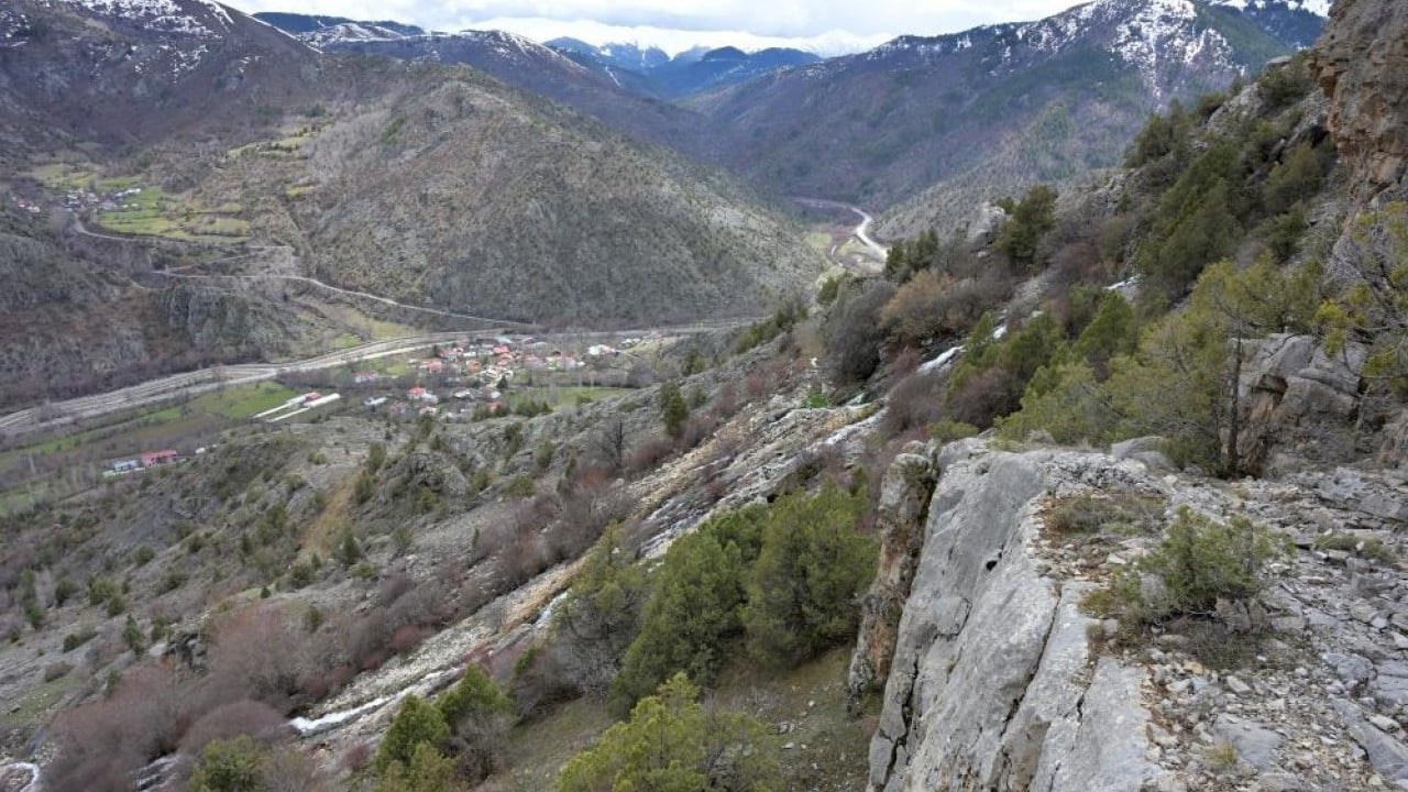 Foto - Belediye çeşmesi gibi bir akıyor bir kesiliyor