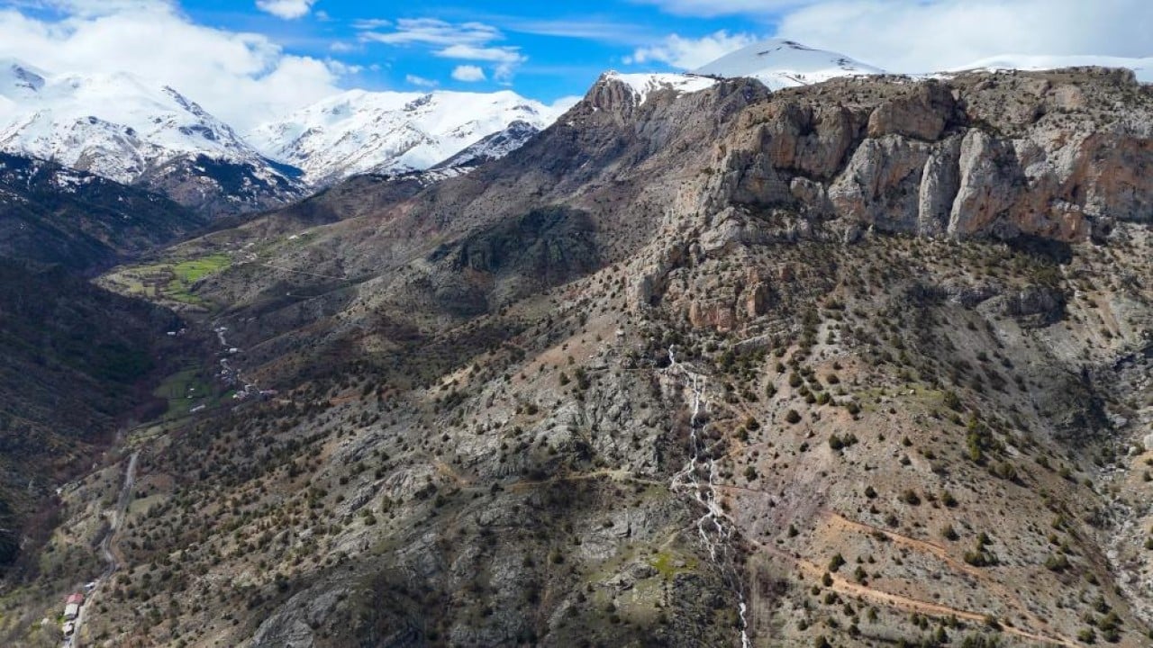 Belediye çeşmesi gibi bir akıyor bir kesiliyor