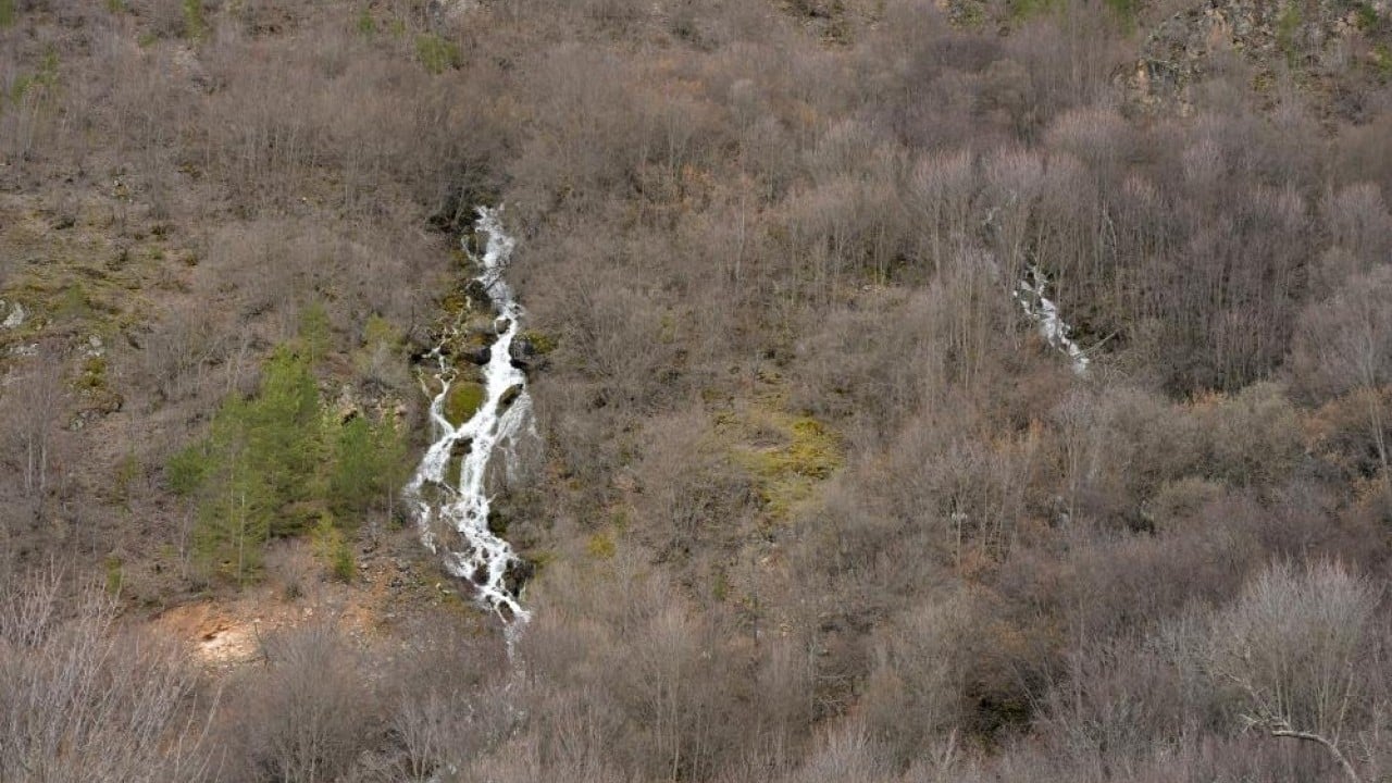 Foto - Belediye çeşmesi gibi bir akıyor bir kesiliyor