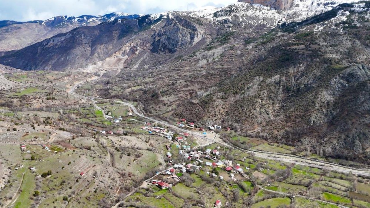 Foto - Belediye çeşmesi gibi bir akıyor bir kesiliyor