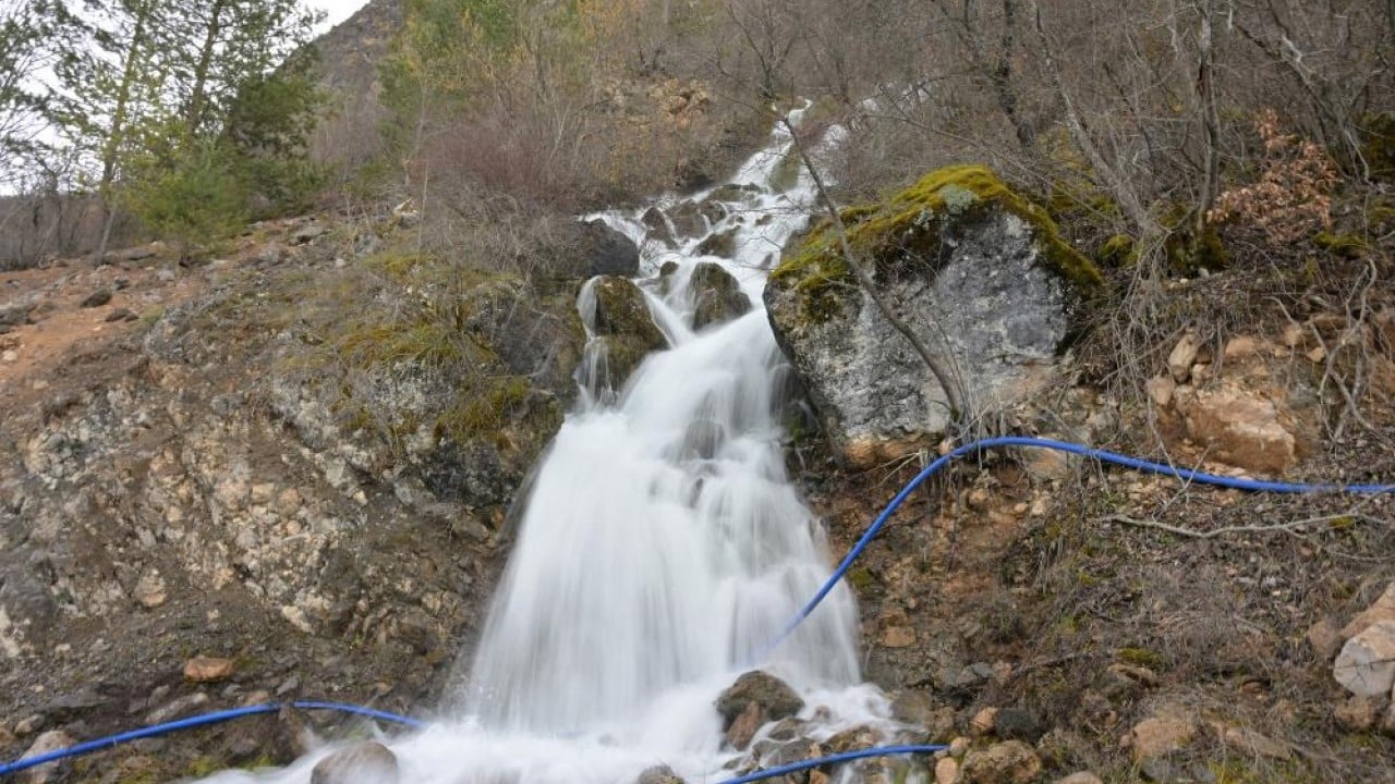 Foto - Belediye çeşmesi gibi bir akıyor bir kesiliyor