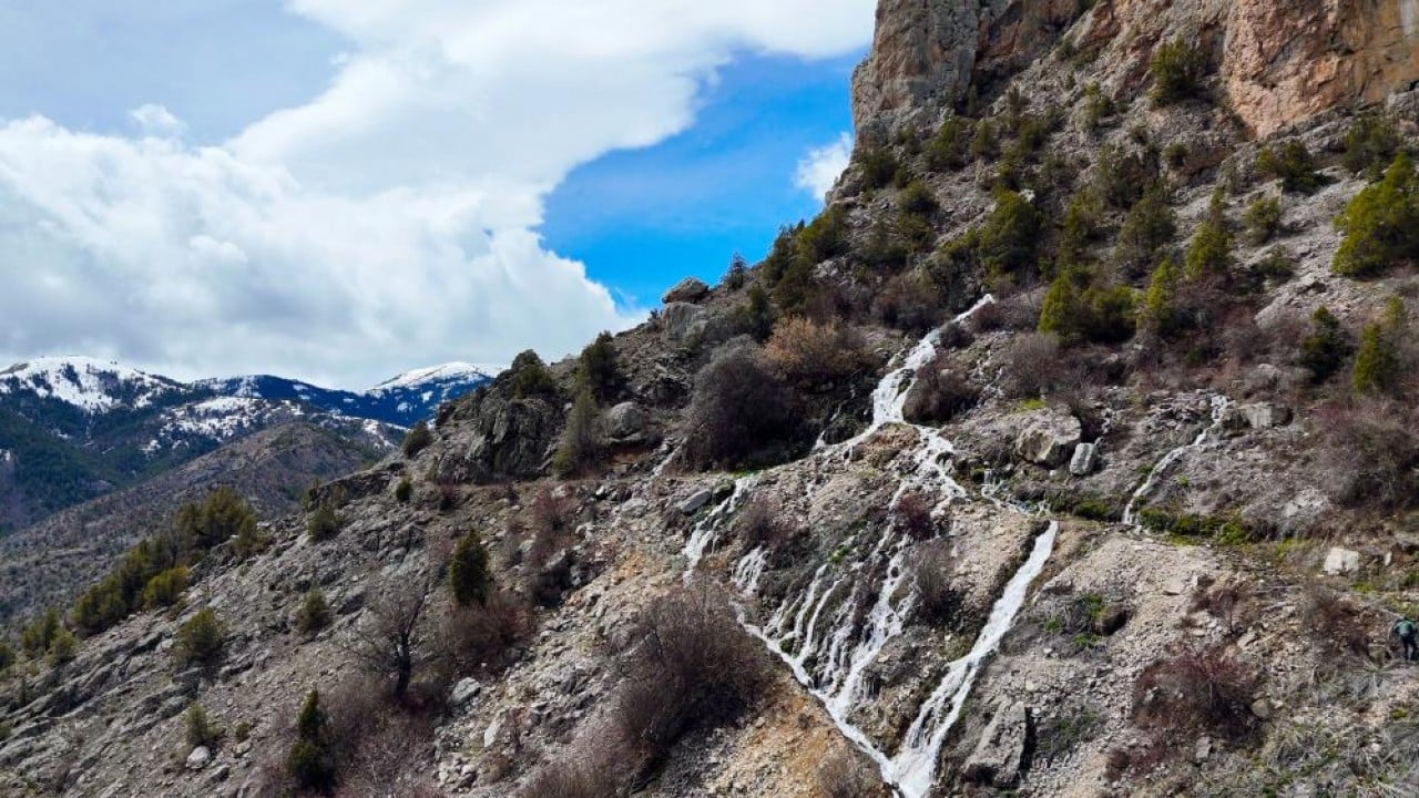 Foto - Belediye çeşmesi gibi bir akıyor bir kesiliyor