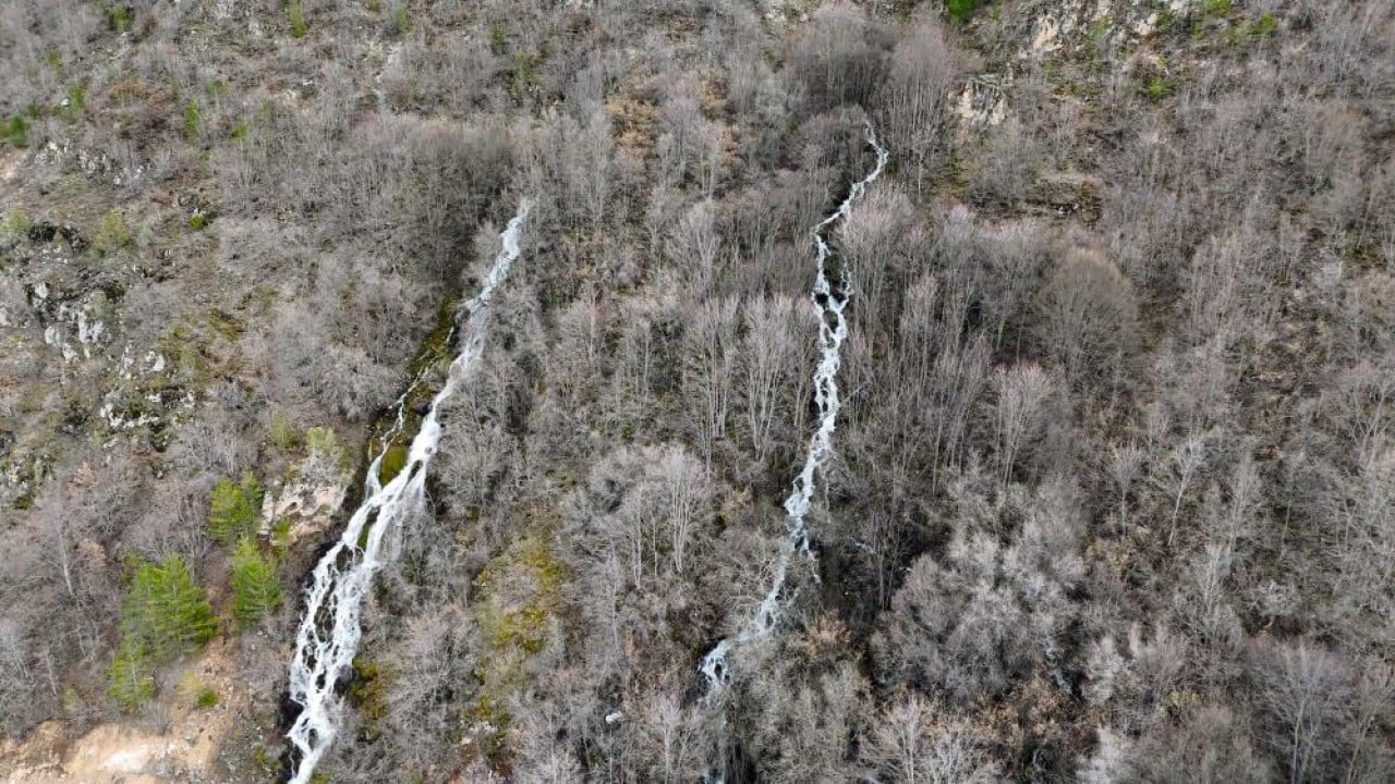 Foto - Belediye çeşmesi gibi bir akıyor bir kesiliyor
