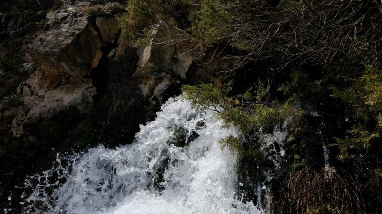 Foto - Belediye çeşmesi gibi bir akıyor bir kesiliyor