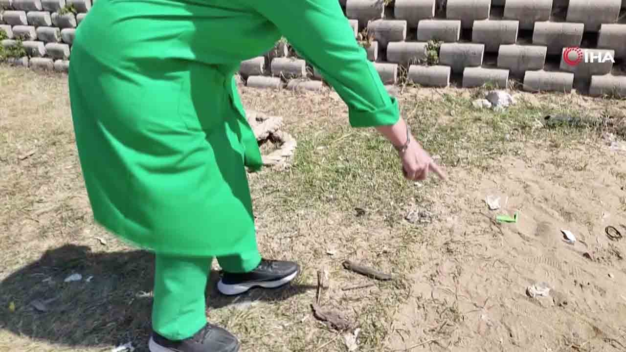 Foto - Belediye personelinden örnek davranış: Plajda bulduğu altın dolu keseyi teslim etti