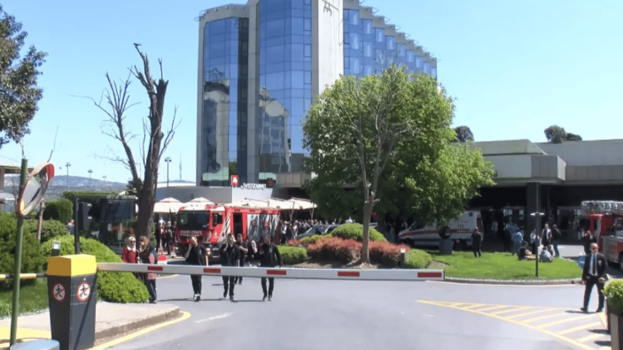 Foto - Beşiktaş'taki ünlü otelde yangın: Herkes tahliye edildi!