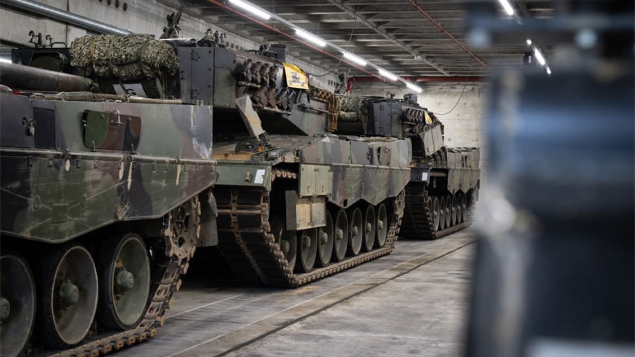 Foto - Beter olun: Altay Tankı sahneye çıkınca birbirlerine girdiler