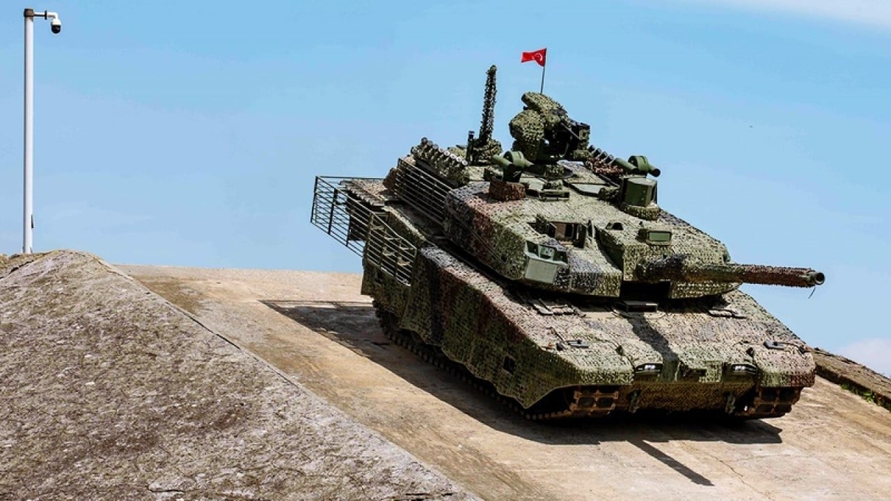 Foto - Beter olun: Altay Tankı sahneye çıkınca birbirlerine girdiler