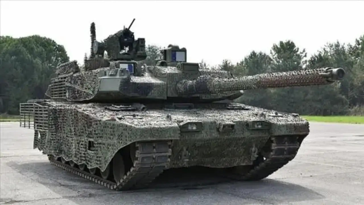 Foto - Beter olun: Altay Tankı sahneye çıkınca birbirlerine girdiler