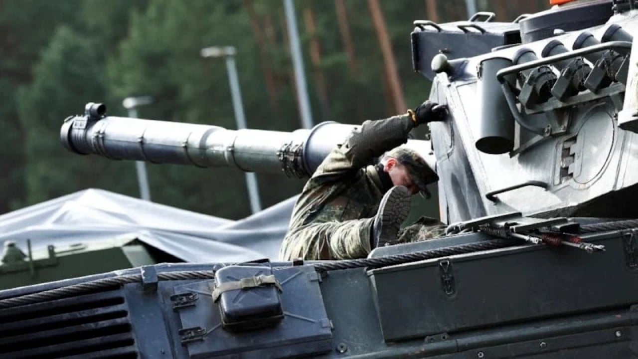 Foto - Beter olun: Altay Tankı sahneye çıkınca birbirlerine girdiler