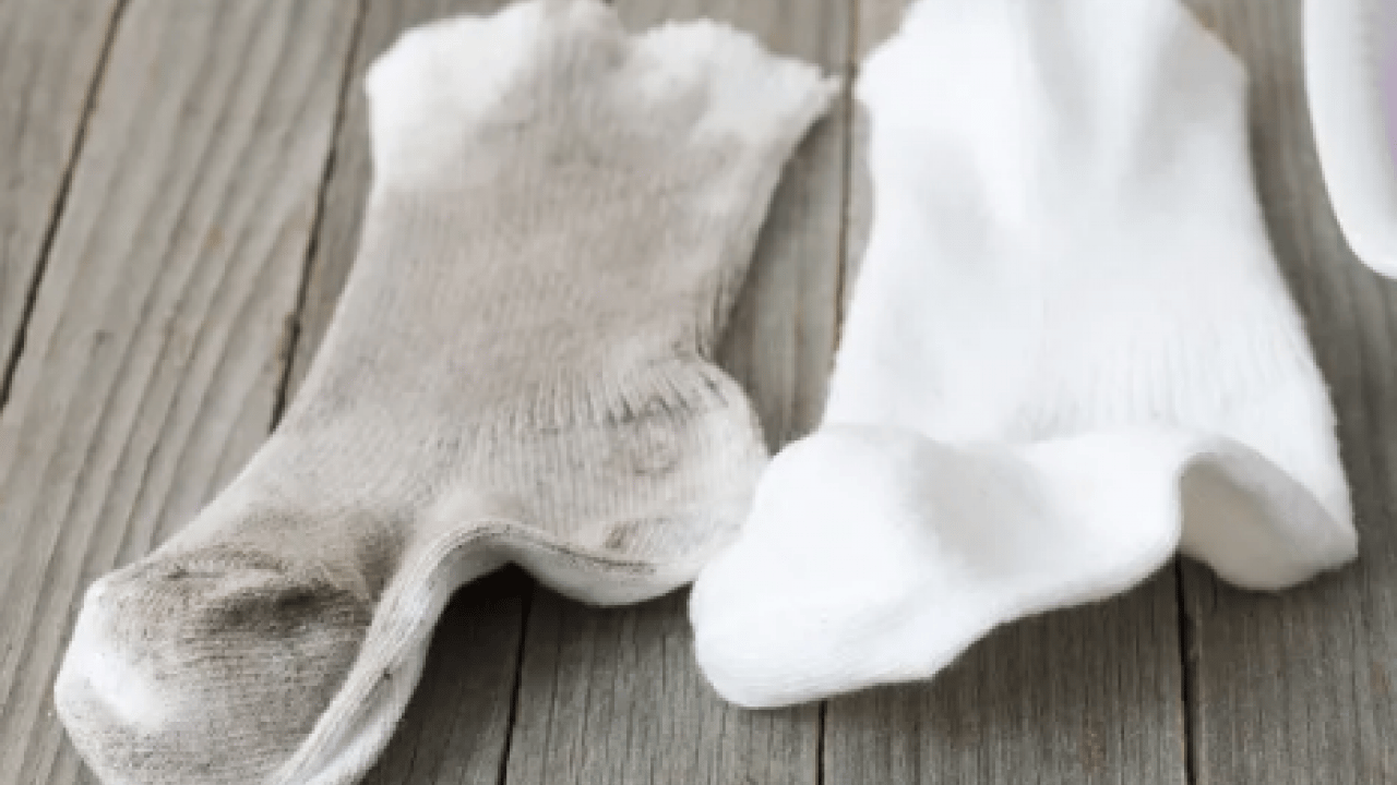 Beyaz çoraplar ilk günkü gibi parlayacak! Çamaşır makinesine sadece 1 ölçü...