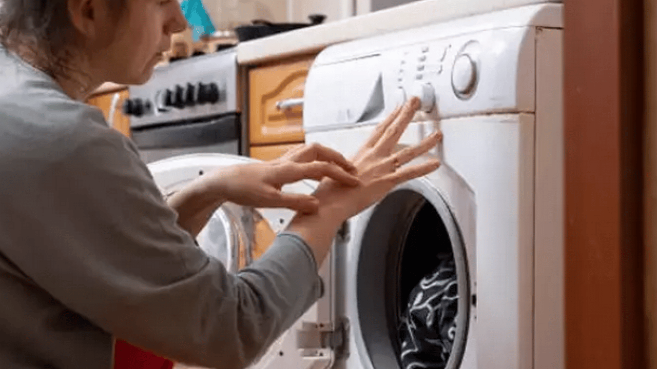 Beyaz eşyadaki çizikleri tek malzemeyle yok edin! Saniyeler içinde sıfır gibi görünsün, aylarca parlasın! 