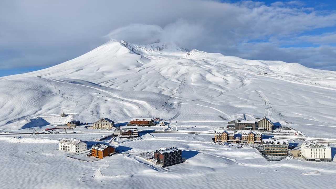 Beyaz gelinliğini giyen Erciyes'te kartpostallık görüntüler