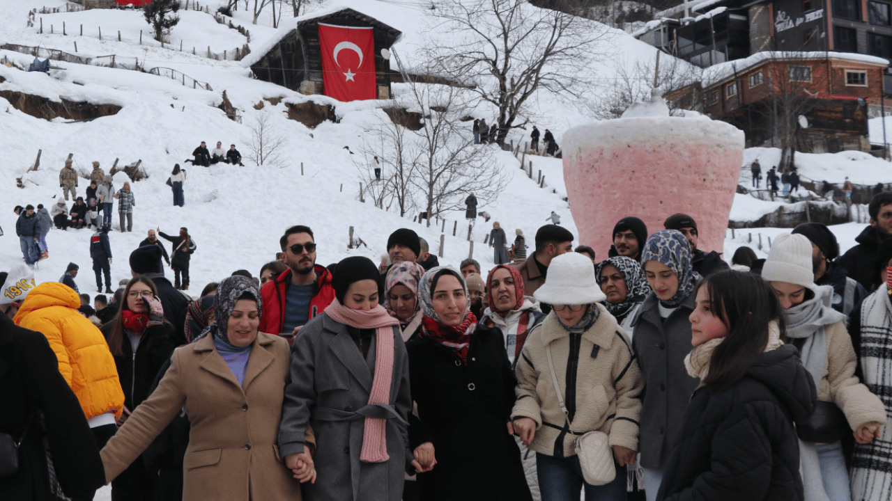 Foto - Beyaz örtü festivallerle şenlendi: Rize, Ordu ve Trabzon’dan renkli görüntüler
