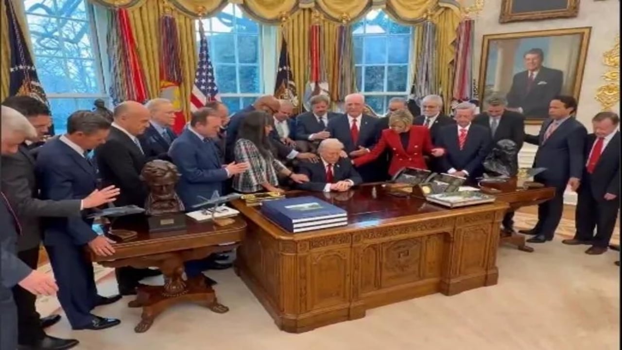 Foto - Beyaz Saray’da laikliğin elden gittiği anlar! Trump’ın etrafını sarıp bakın ne yaptılar