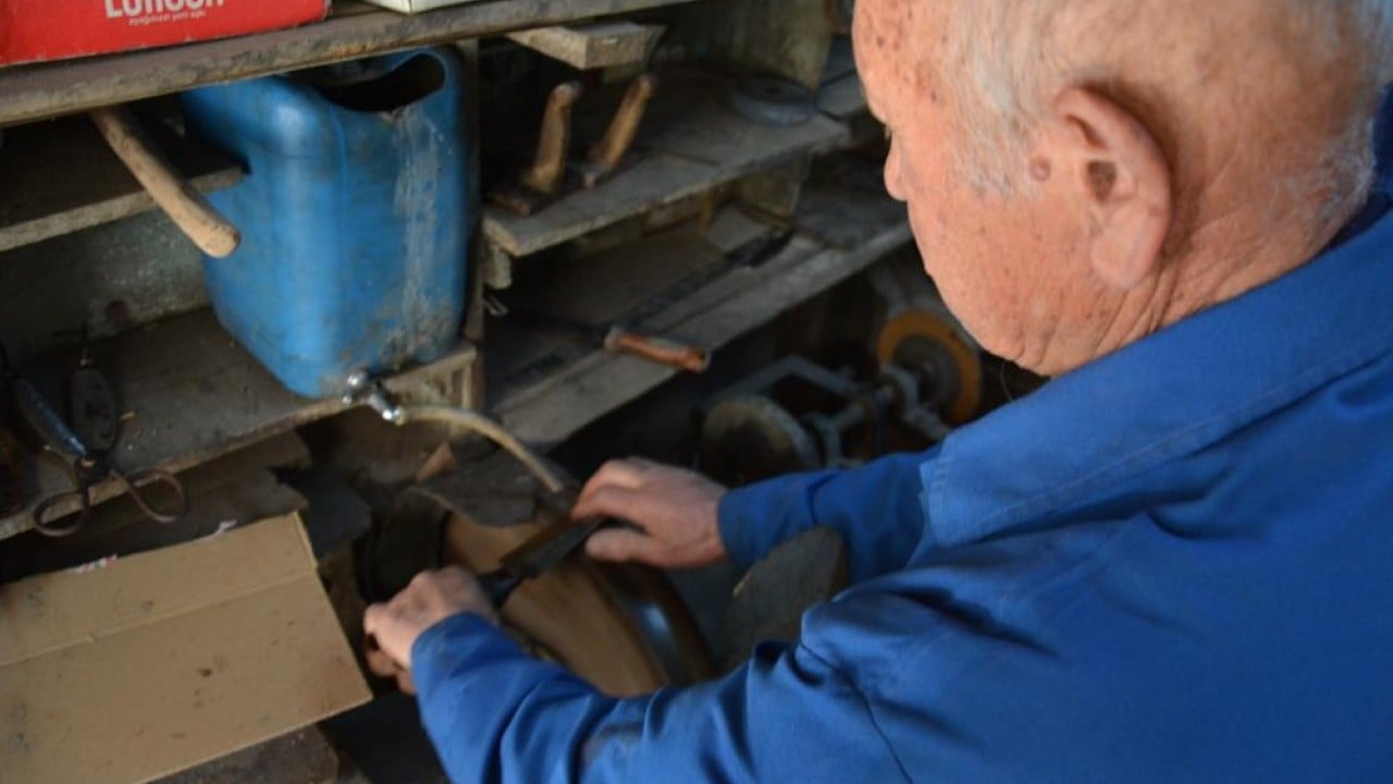 Foto - Bıçak ustasının lakabı çelik bilek 64 yıldır örs başında çekiç sallıyor