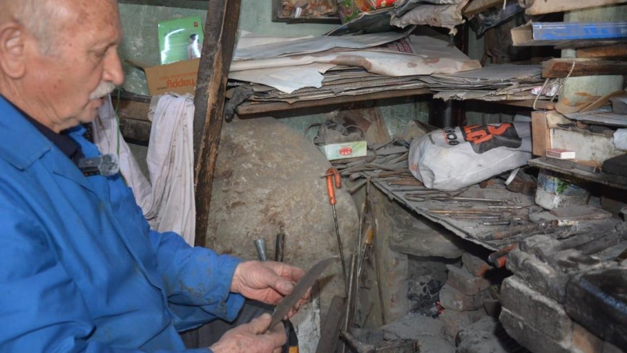 Bıçak ustasının lakabı çelik bilek 64 yıldır örs başında çekiç sallıyor
