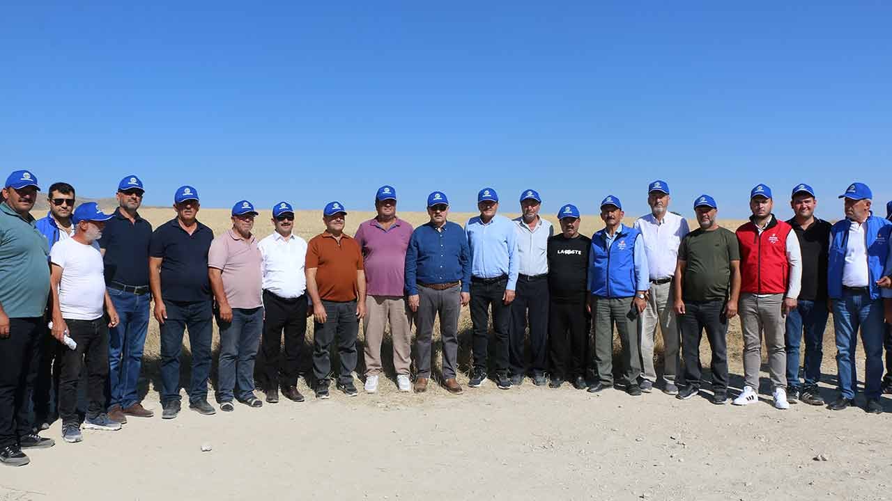 Foto - Biçerdöverin sürücü koltuğunda bir Alperen var...