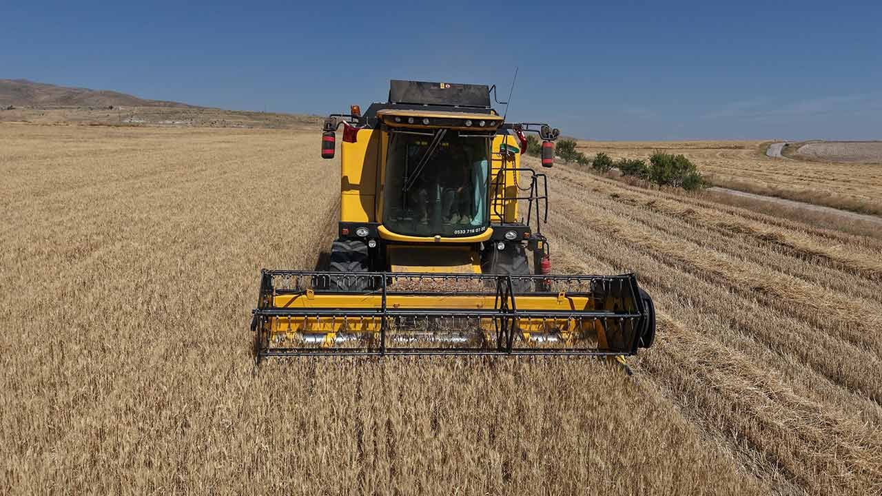 Foto - Biçerdöverin sürücü koltuğunda bir Alperen var...