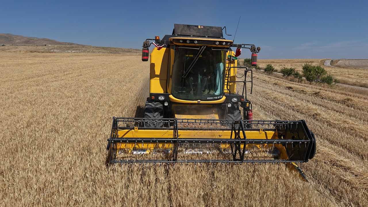 Foto - Biçerdöverin sürücü koltuğunda bir Alperen var...