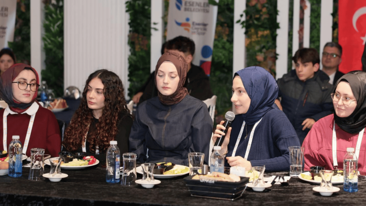 Foto - Bilal Erdoğan, Esenler'de Tayfa gençleriyle sahurda buluştu...