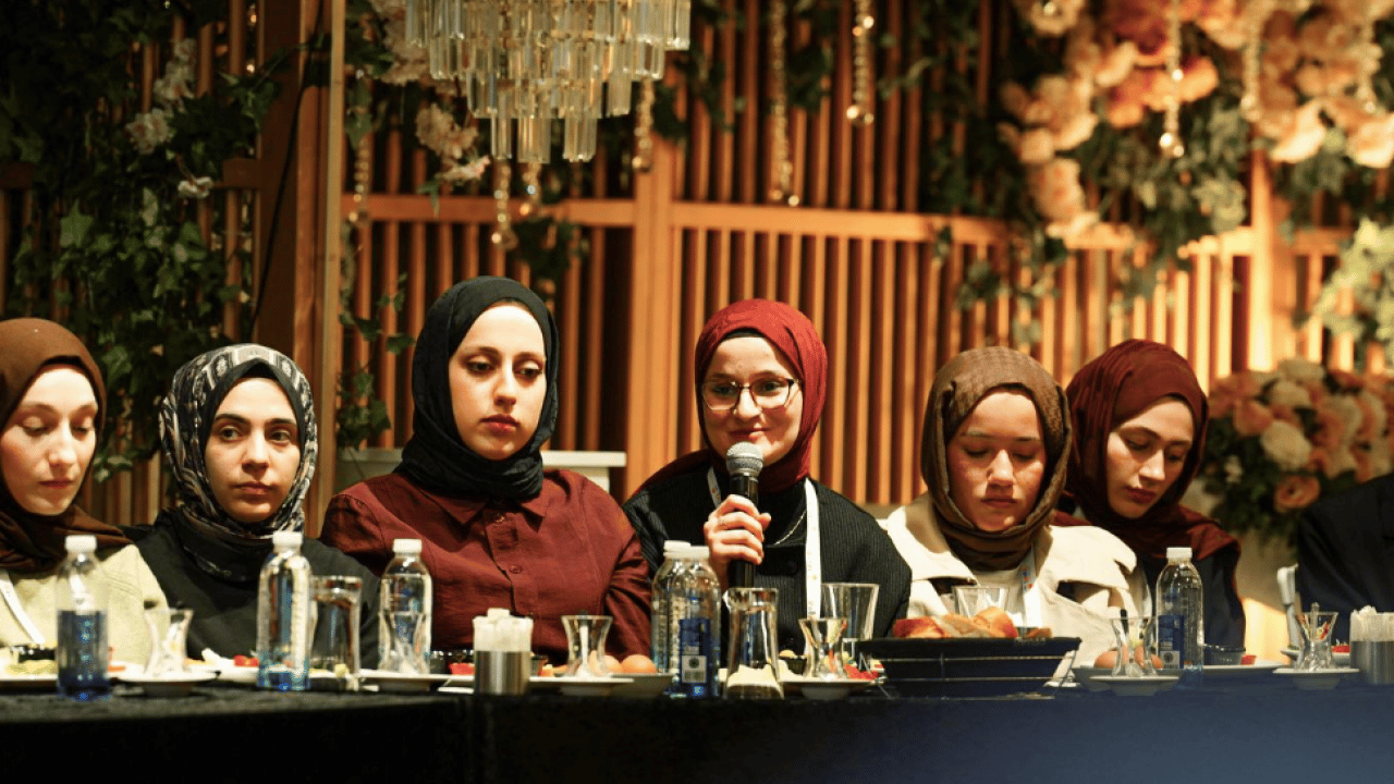 Foto - Bilal Erdoğan, Esenler'de Tayfa gençleriyle sahurda buluştu...