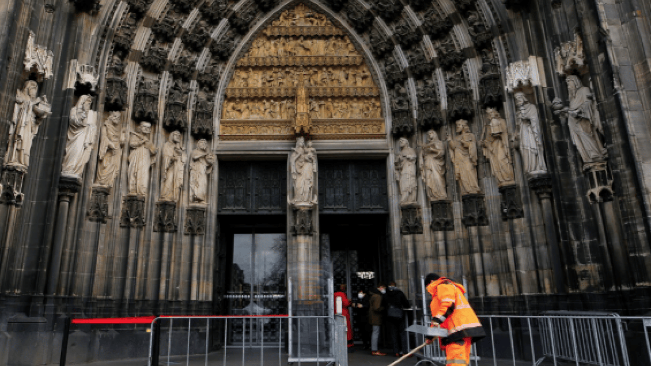 Foto - Bild resmen açıkladı: Almanlar kiliseyi terkediyor: Küçük çocuklara yönelik cinsel istismar...