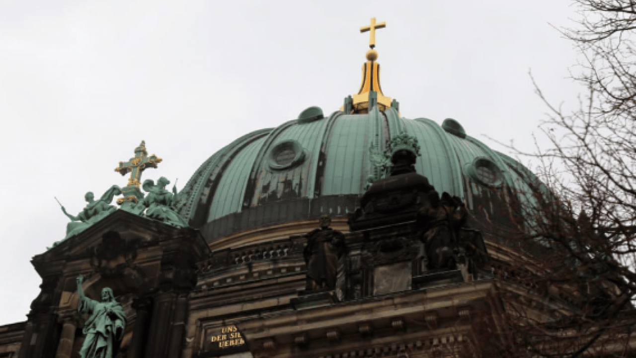 Foto - Bild resmen açıkladı: Almanlar kiliseyi terkediyor: Küçük çocuklara yönelik cinsel istismar...