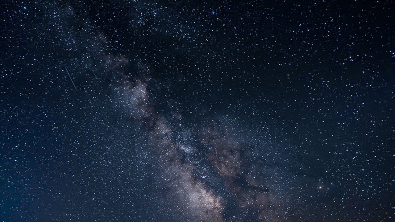 Bilim insanlarından yeni keşif! 12 milyar yıl öncesine ait dev galaksi