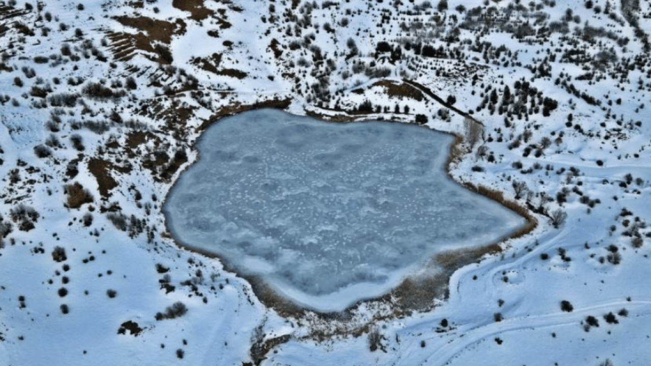 Bin 660 rakımlı göl dondu! İşte kartpostallık görüntüler