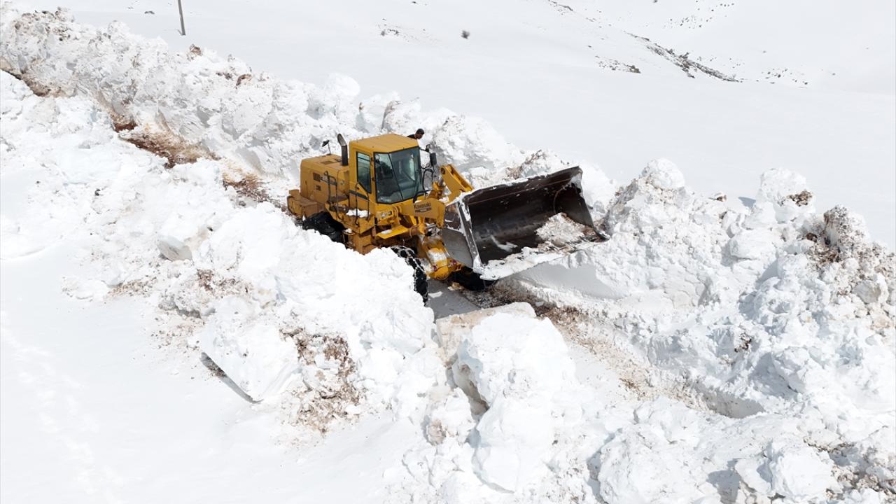 Foto - Bingöl aynı anda iki mevsimi yaşıyor! Kuzeyinde kış, güneyinde bahar
